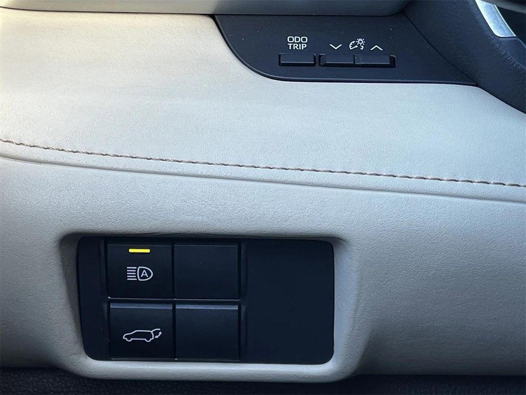 used 2021 Toyota Highlander car, priced at $24,627