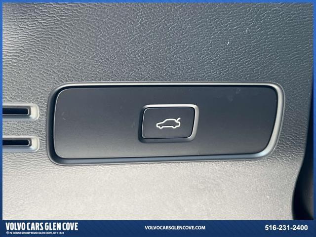 2025 Onyx Black Metallic Volvo XC40