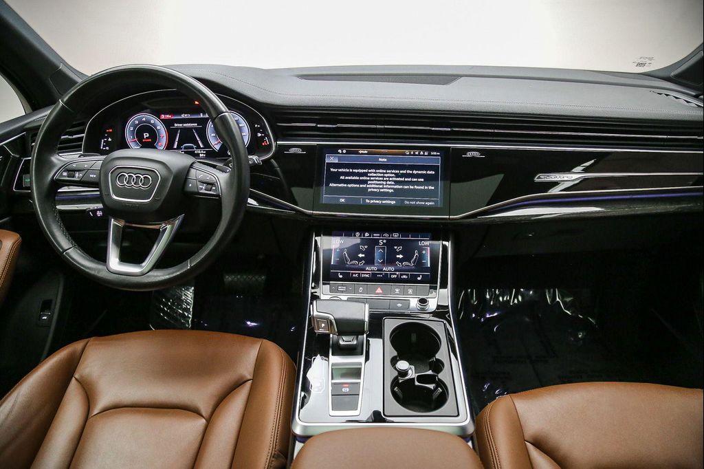 Audi Q7 view 13