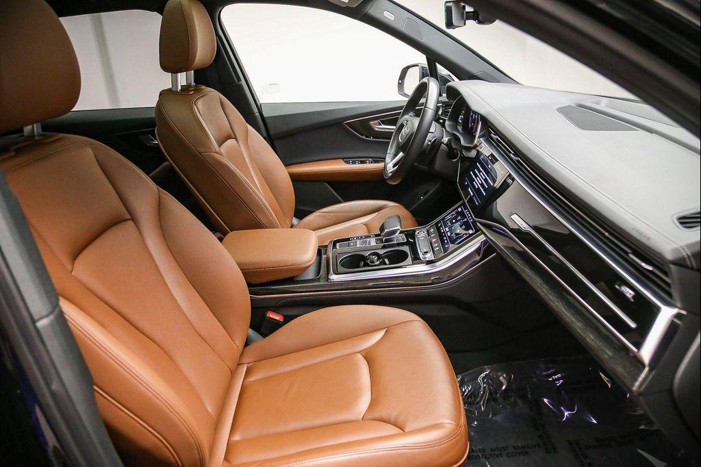 Audi Q7 view 17