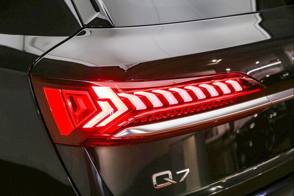 Audi Q7 view 12