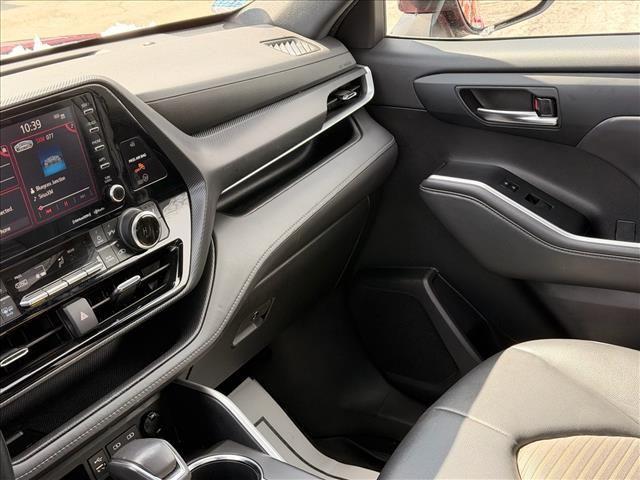 used 2022 Toyota Highlander car, priced at $31,900