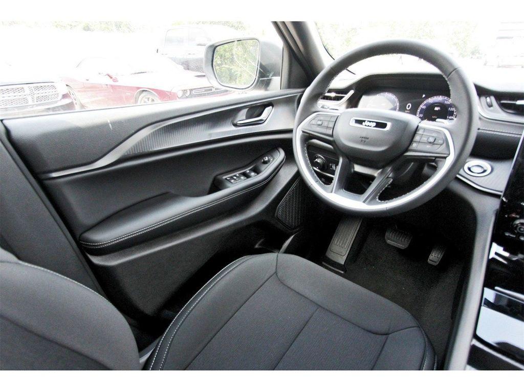 new 2025 Jeep Grand Cherokee car, priced at $33,995