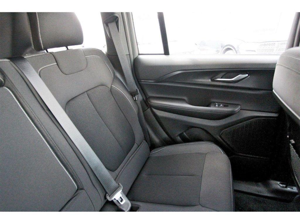 new 2025 Jeep Grand Cherokee car, priced at $33,995