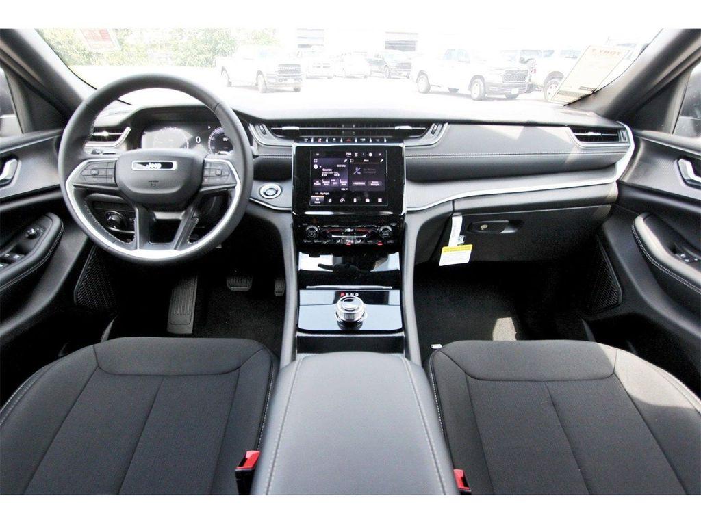 new 2025 Jeep Grand Cherokee car, priced at $33,995