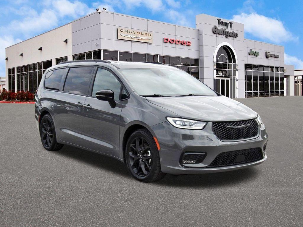 used 2025 Chrysler Pacifica car, priced at $36,995