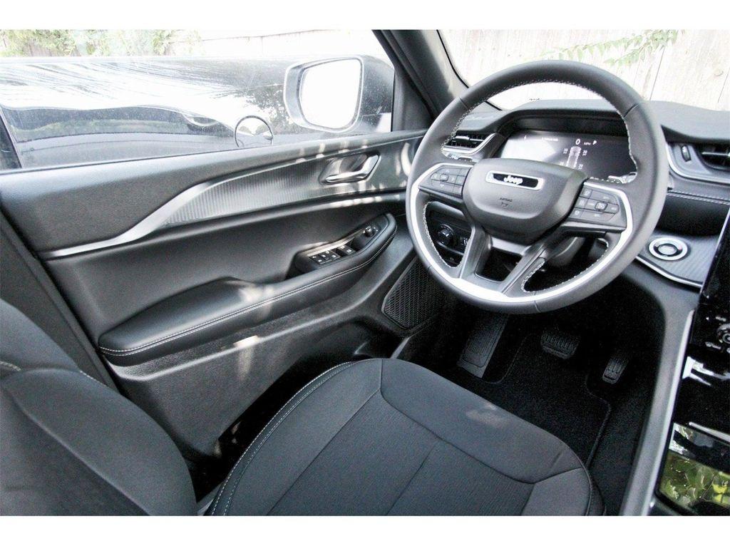 new 2025 Jeep Grand Cherokee car, priced at $33,898