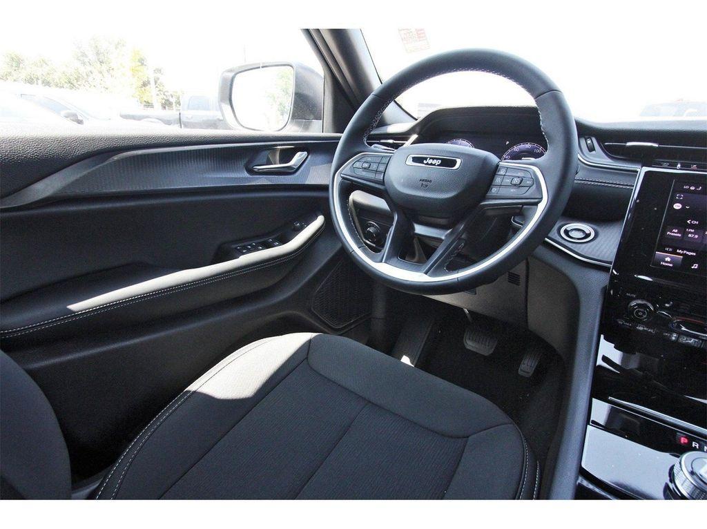 new 2025 Jeep Grand Cherokee car, priced at $35,295