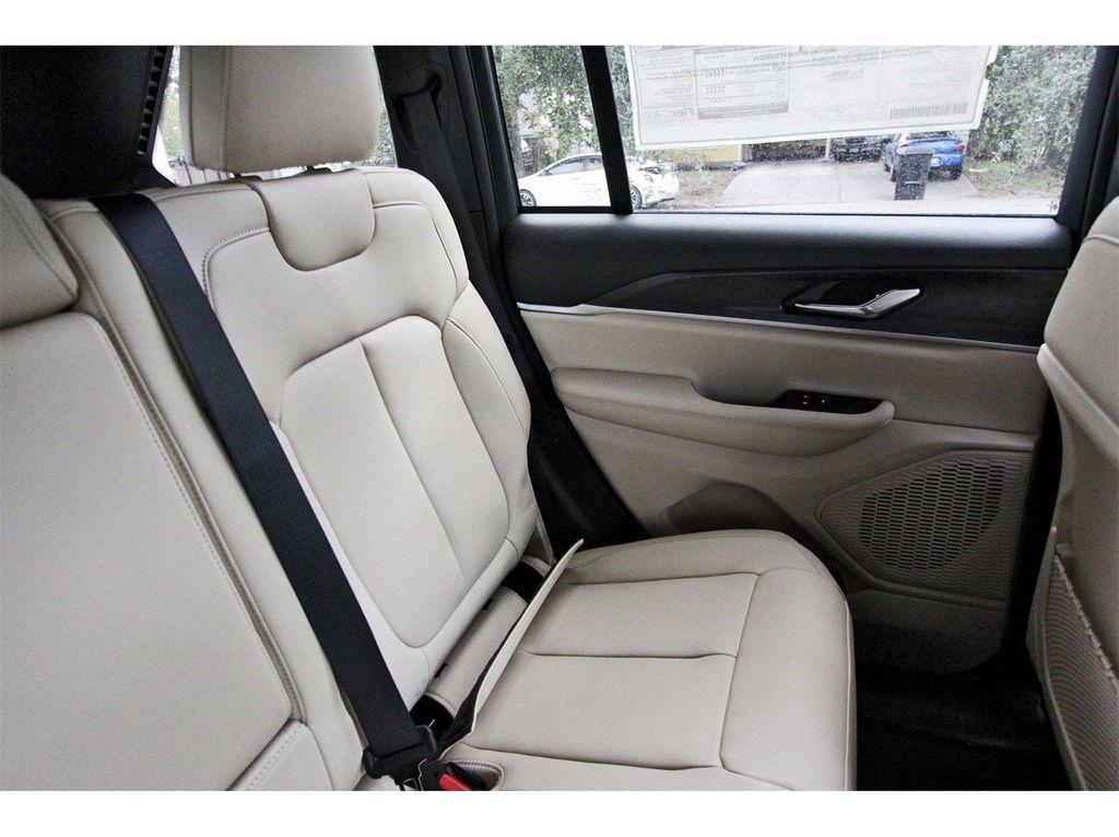 new 2025 Jeep Grand Cherokee car, priced at $40,276