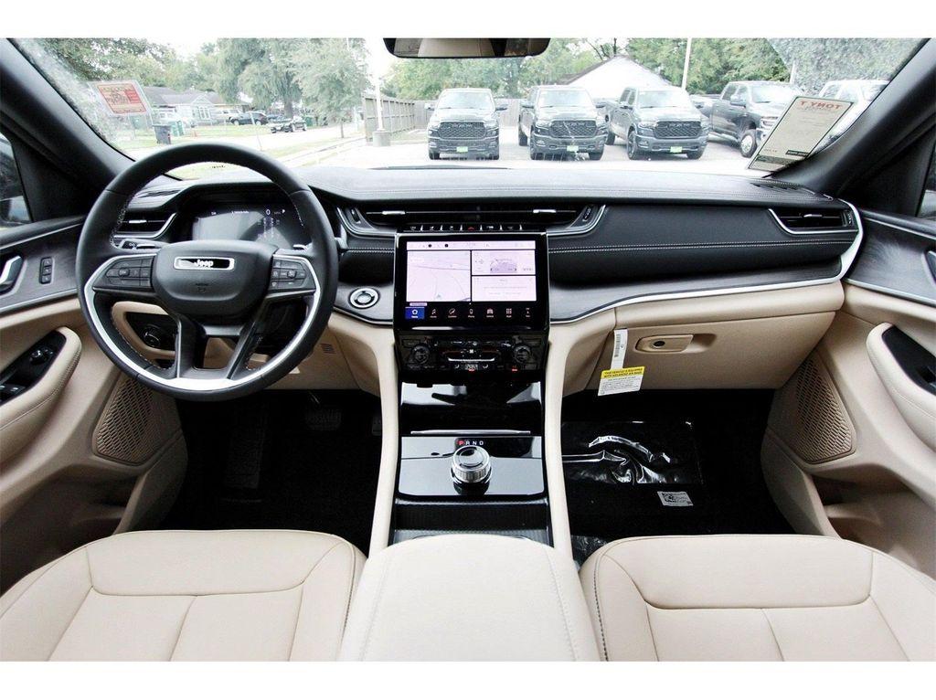 new 2025 Jeep Grand Cherokee car, priced at $40,276