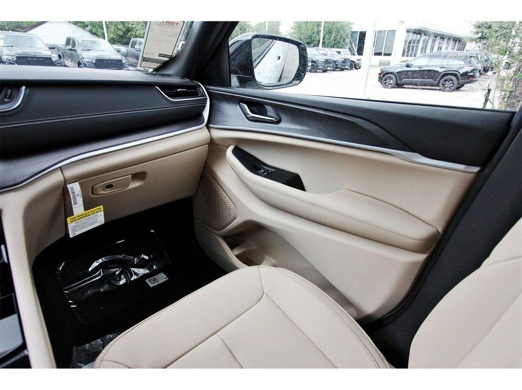 new 2025 Jeep Grand Cherokee car, priced at $40,276