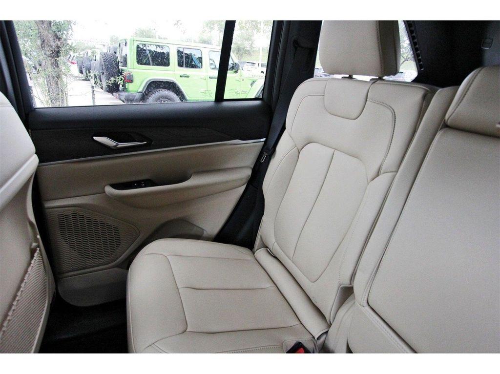 new 2025 Jeep Grand Cherokee car, priced at $40,276