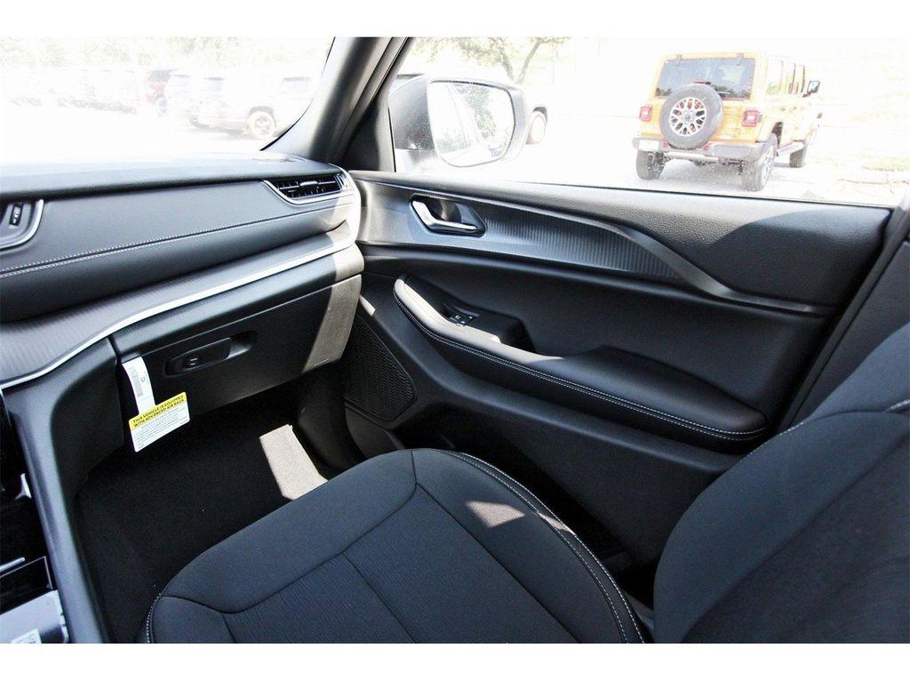 new 2025 Jeep Grand Cherokee car, priced at $33,738