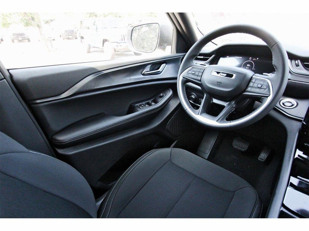 new 2025 Jeep Grand Cherokee car, priced at $33,738