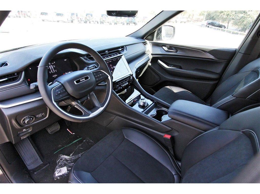 new 2025 Jeep Grand Cherokee car, priced at $39,796