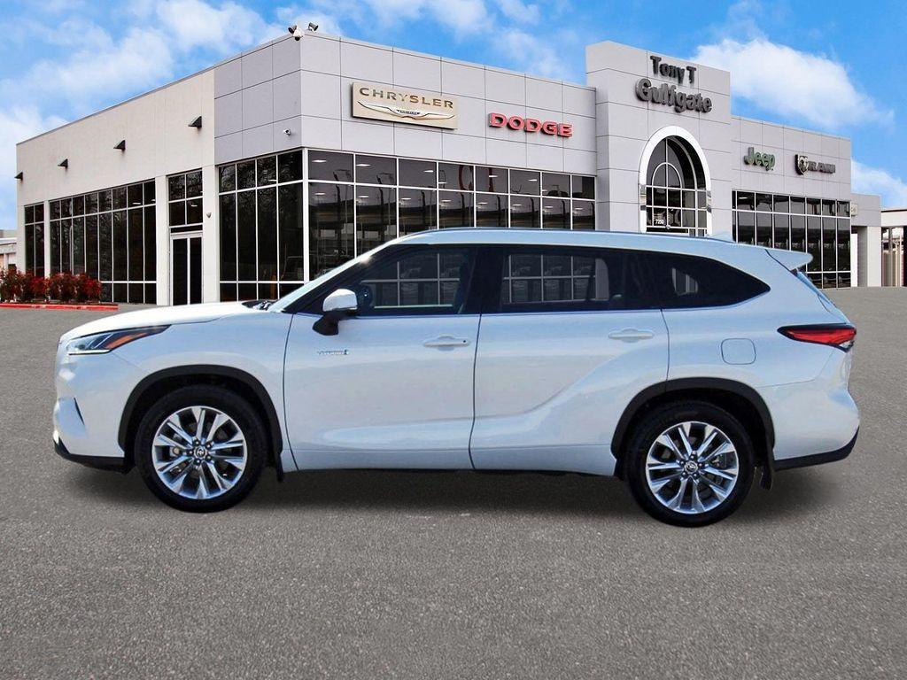 used 2020 Toyota Highlander Hybrid car, priced at $28,495