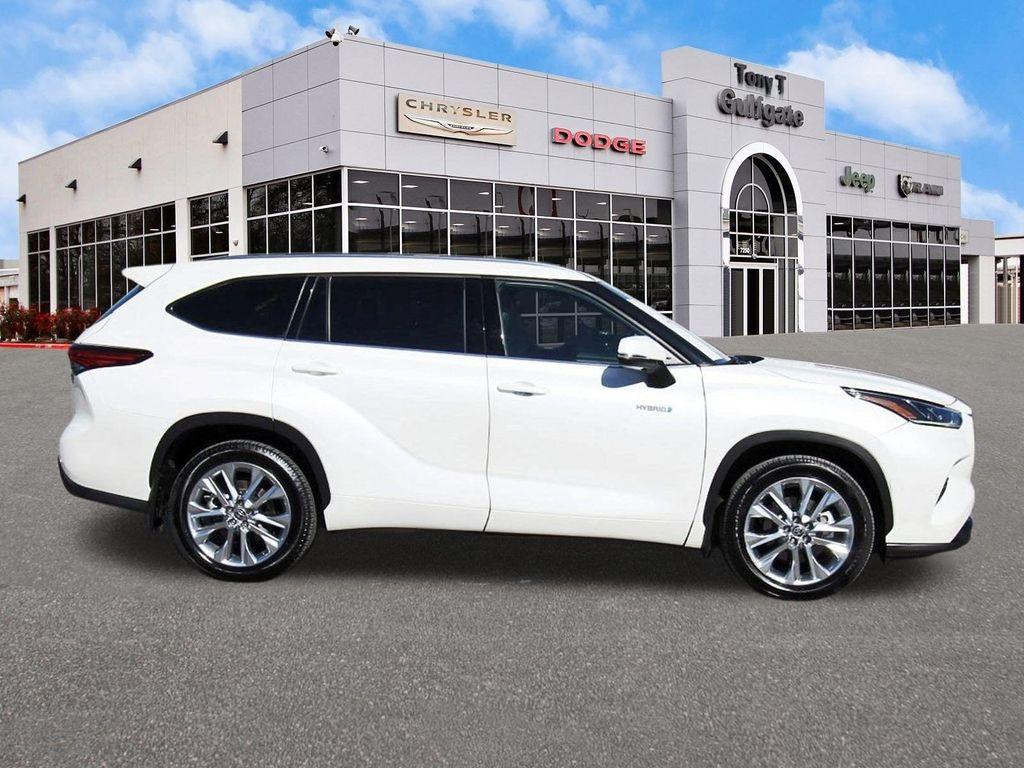used 2020 Toyota Highlander Hybrid car, priced at $28,495