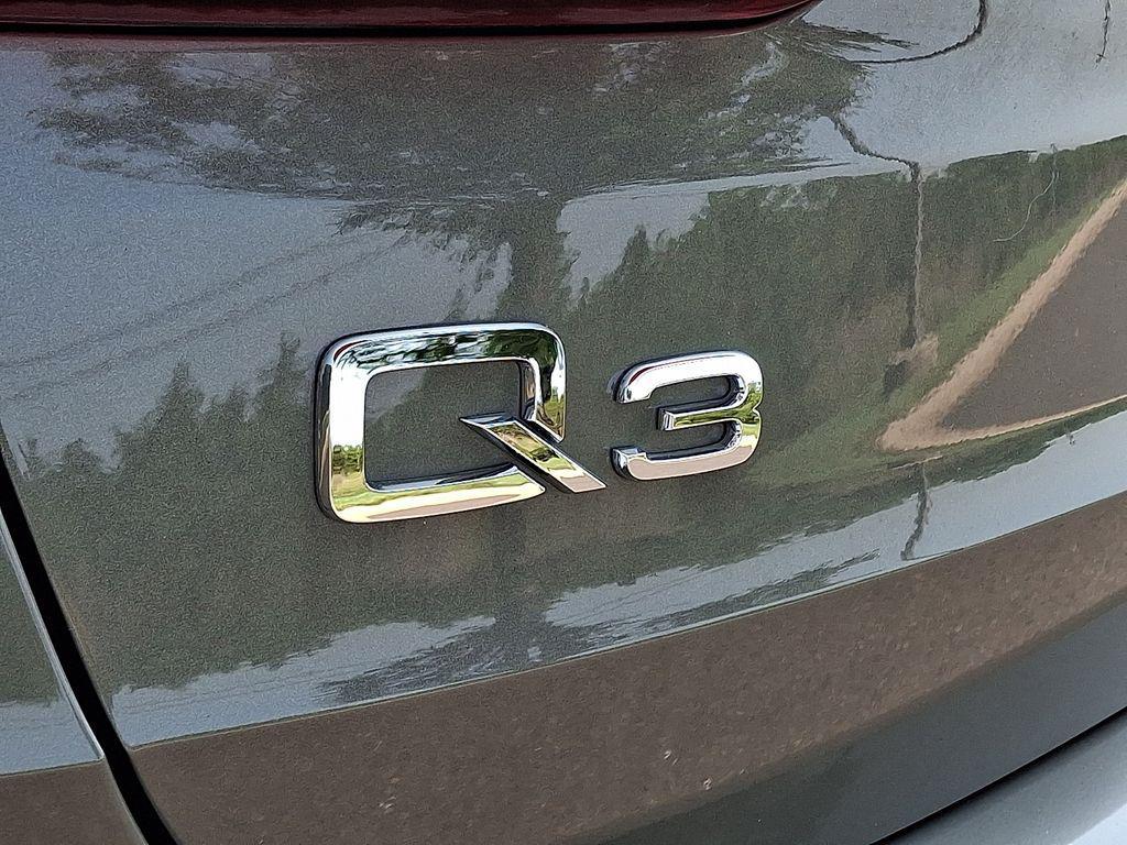 Audi Q3 view 32