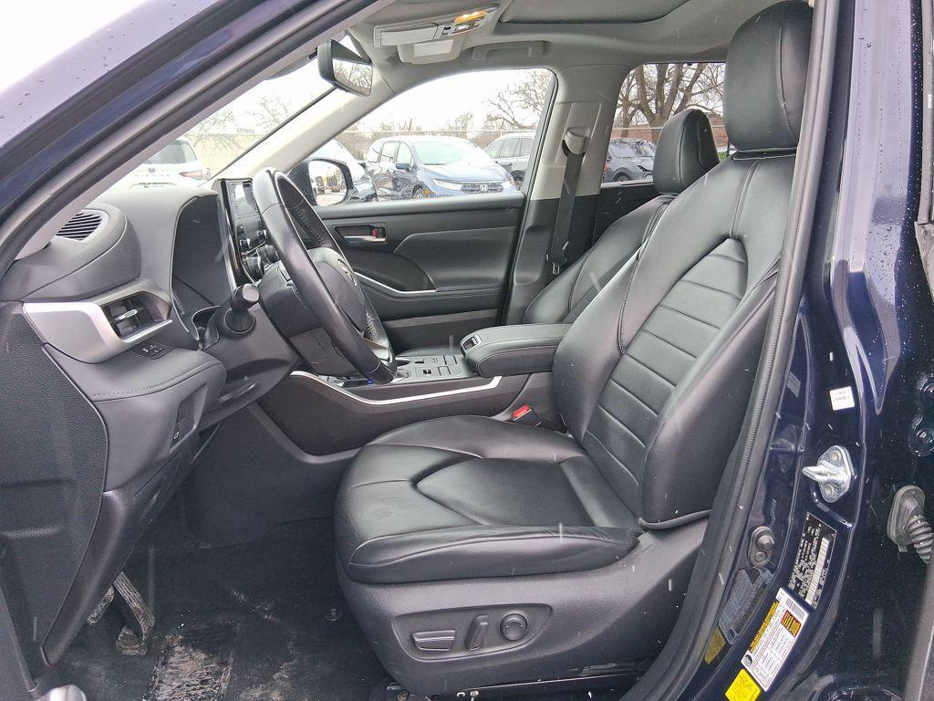 used 2022 Toyota Highlander car, priced at $31,599