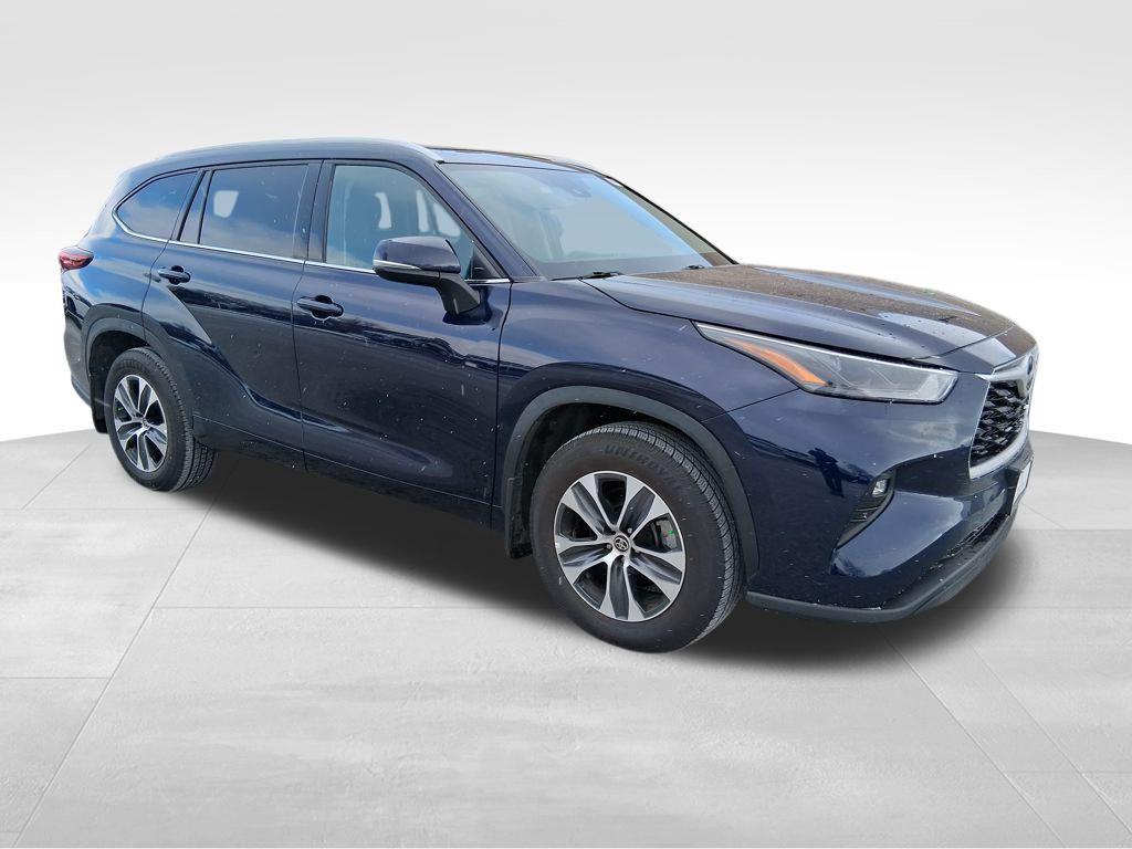 used 2022 Toyota Highlander car, priced at $31,599