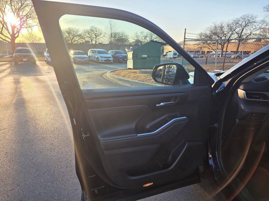 used 2022 Toyota Highlander car, priced at $29,999