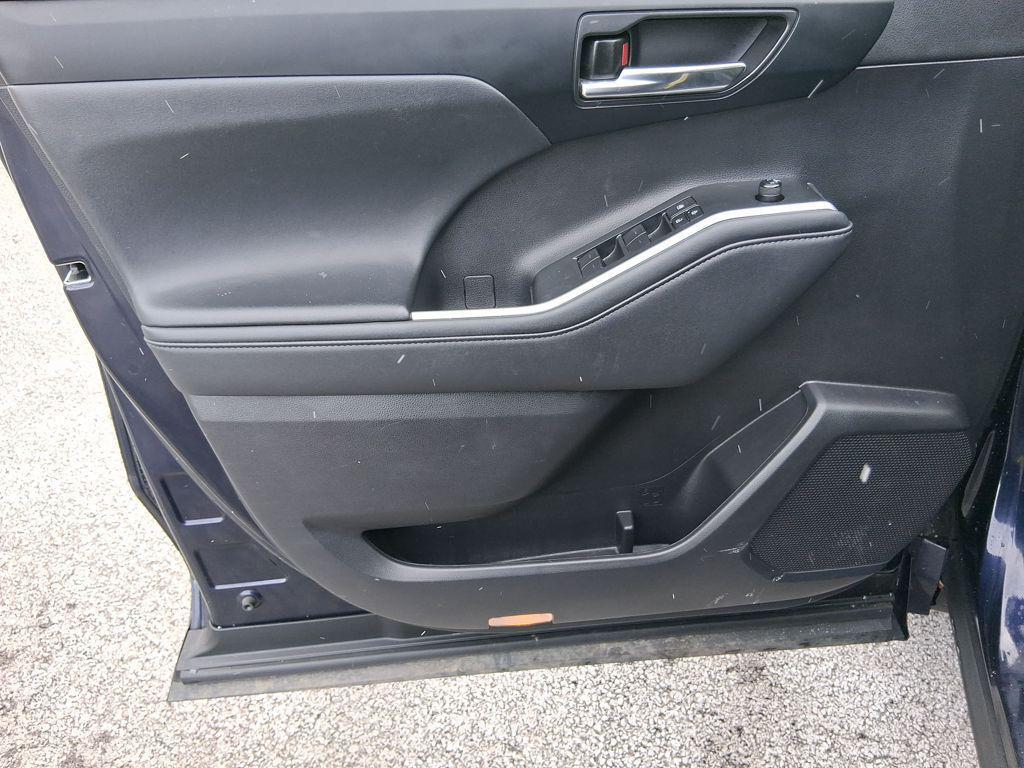 used 2022 Toyota Highlander car, priced at $31,599