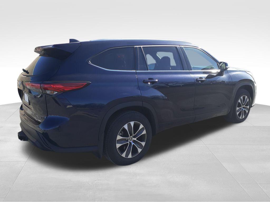 used 2022 Toyota Highlander car, priced at $31,900
