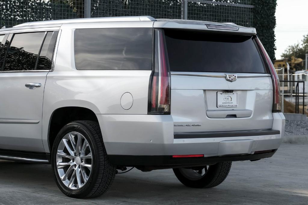 used 2020 Cadillac Escalade ESV car, priced at $25,799