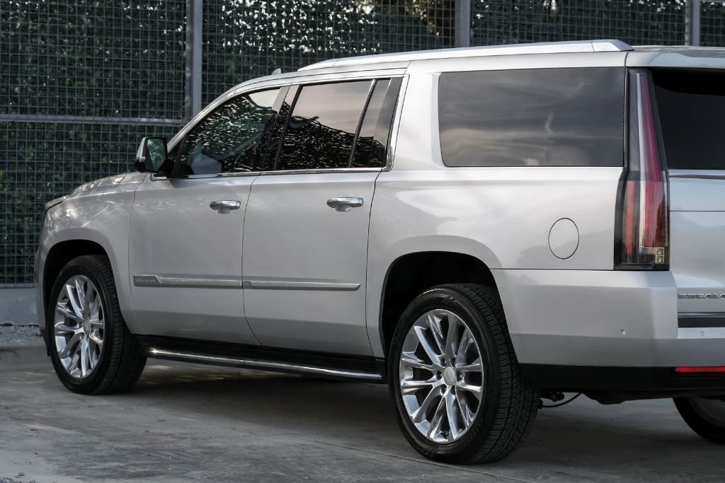 used 2020 Cadillac Escalade ESV car, priced at $25,799