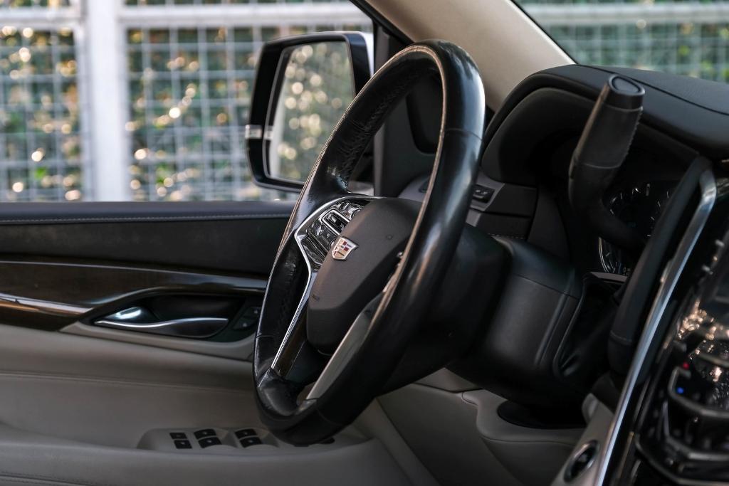 used 2020 Cadillac Escalade ESV car, priced at $25,799