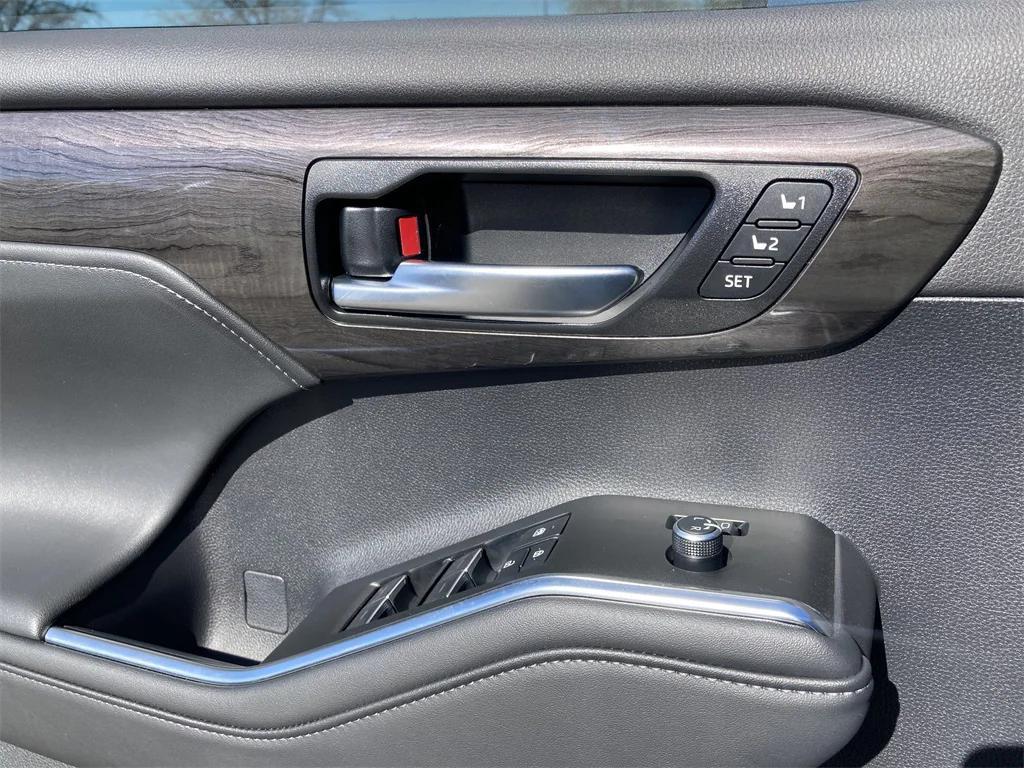 new 2026 Toyota Highlander Hybrid car, priced at $52,720