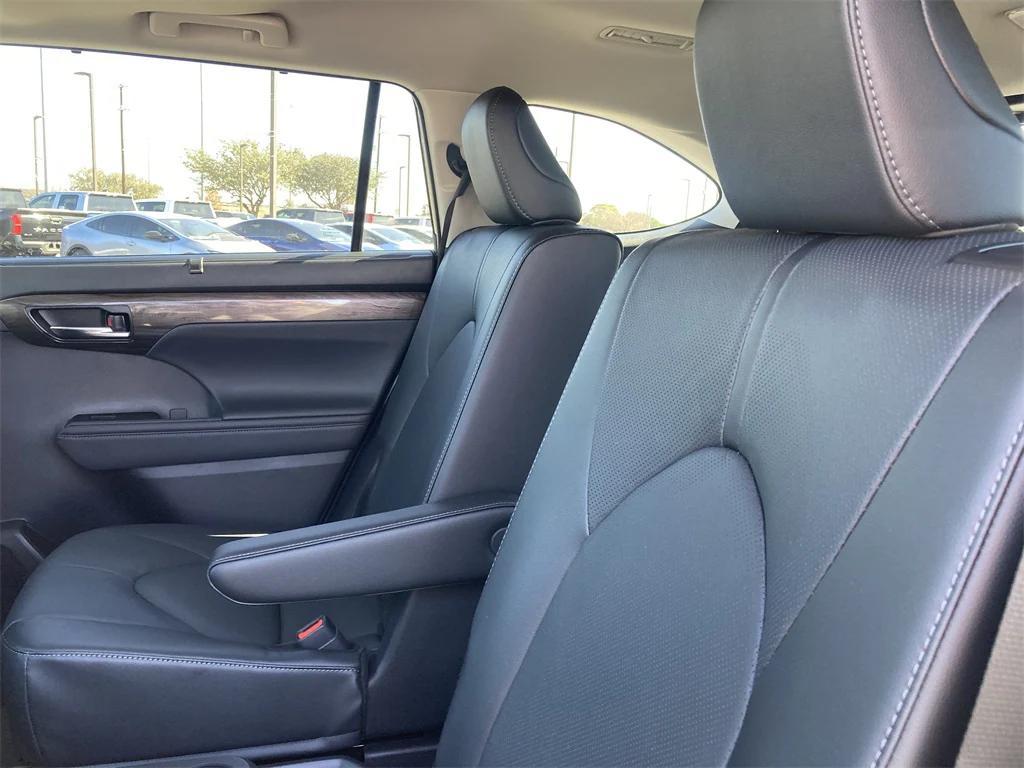 new 2026 Toyota Highlander Hybrid car, priced at $52,720