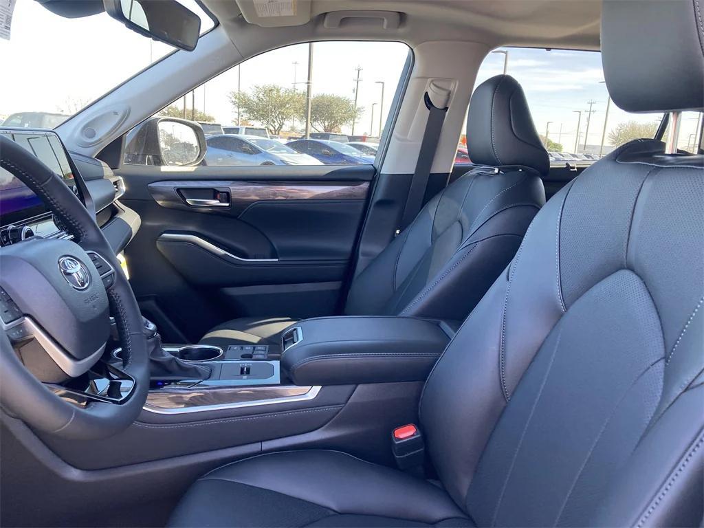 new 2026 Toyota Highlander Hybrid car, priced at $52,720