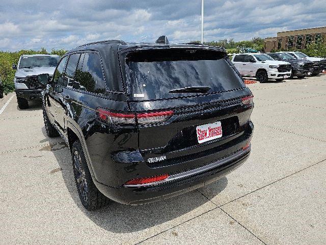 new 2026 Jeep Grand Cherokee car, priced at $48,175