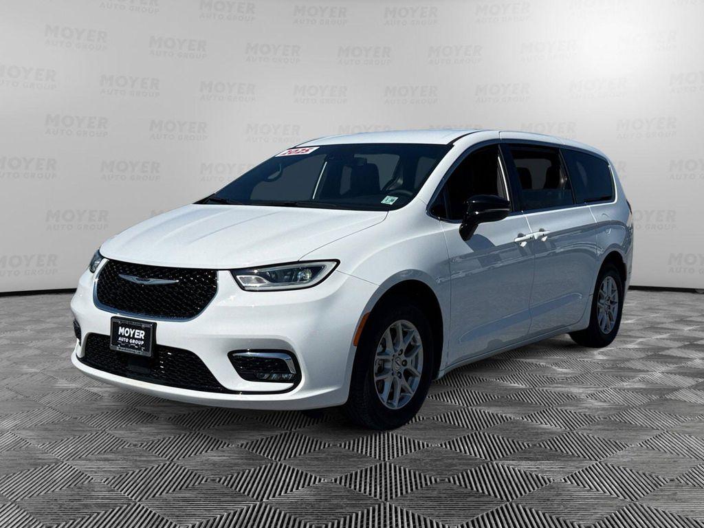 used 2025 Chrysler Pacifica car, priced at $31,498