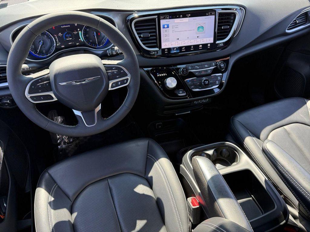 used 2025 Chrysler Pacifica car, priced at $31,498