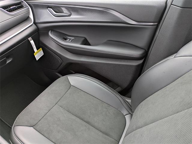 new 2025 Jeep Grand Cherokee car, priced at $41,050