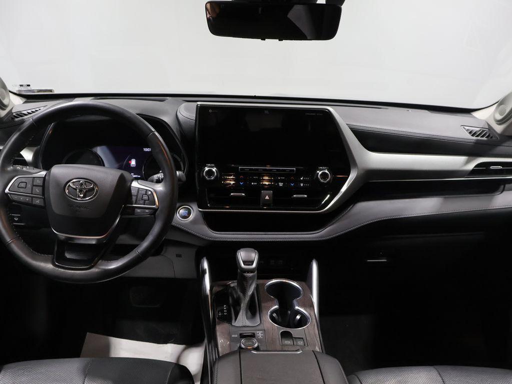 used 2020 Toyota Highlander car, priced at $34,564