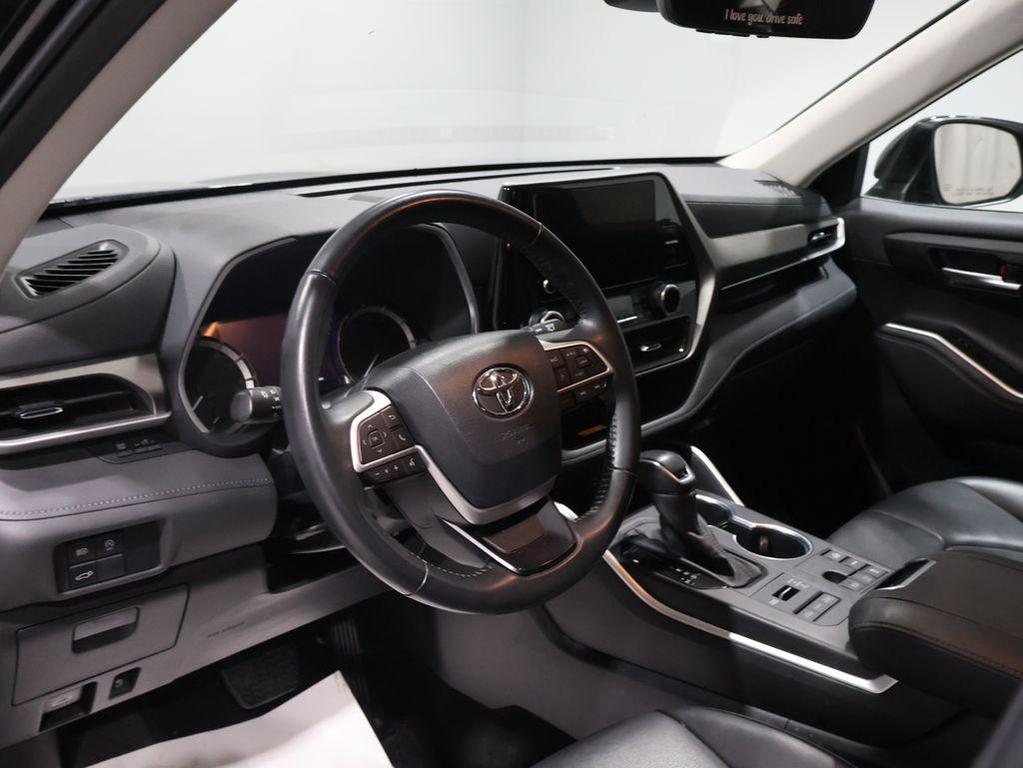 used 2024 Toyota Highlander car, priced at $35,998