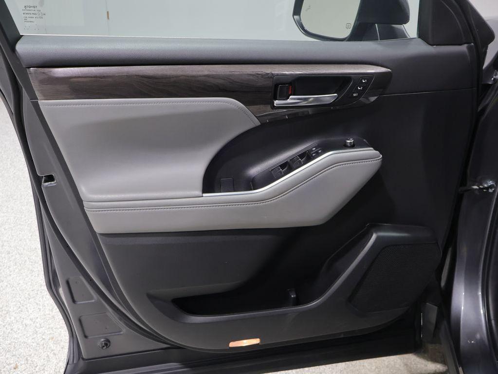 used 2022 Toyota Highlander car, priced at $32,866