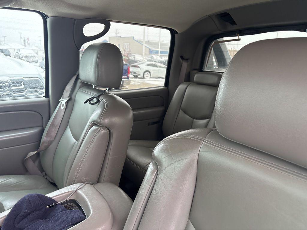 used 2006 Chevrolet Avalanche car, priced at $6,999