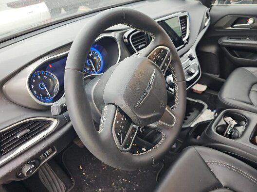 used 2025 Chrysler Pacifica car, priced at $30,634