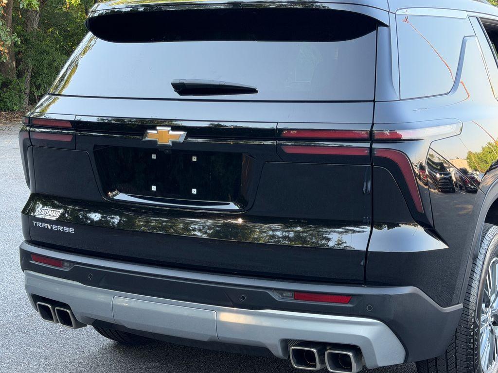 used 2025 Chevrolet Traverse car, priced at $36,300