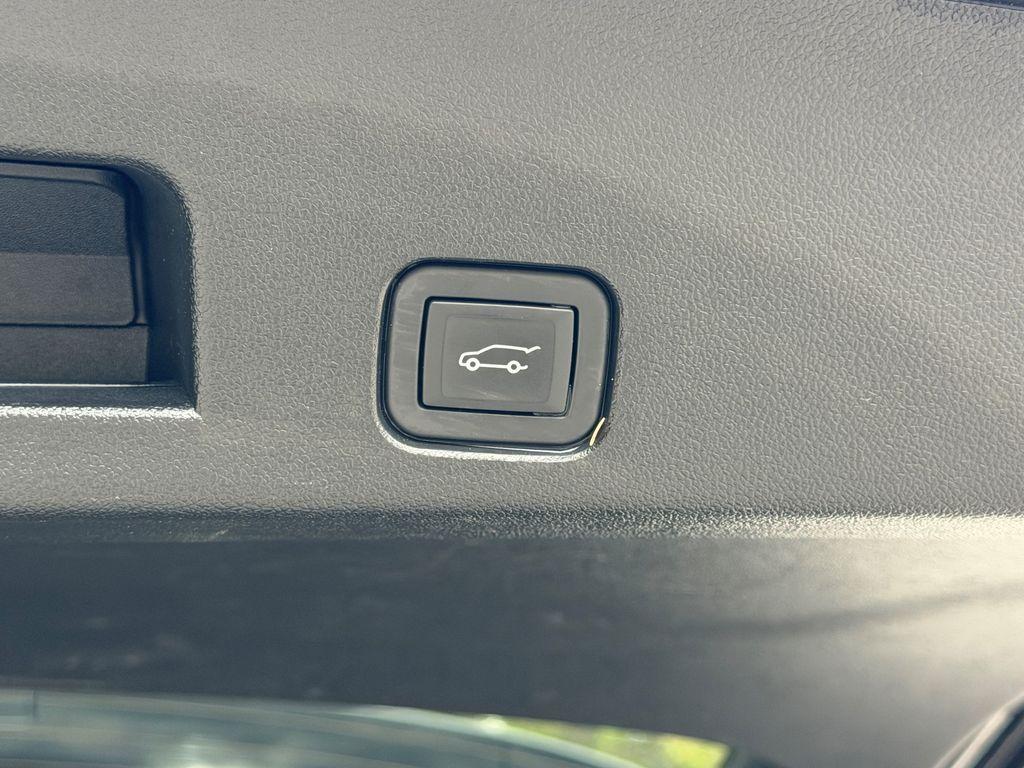 used 2024 Chevrolet Traverse car, priced at $29,800