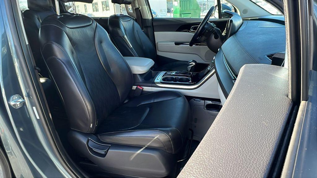 used 2024 Kia Carnival car, priced at $27,000