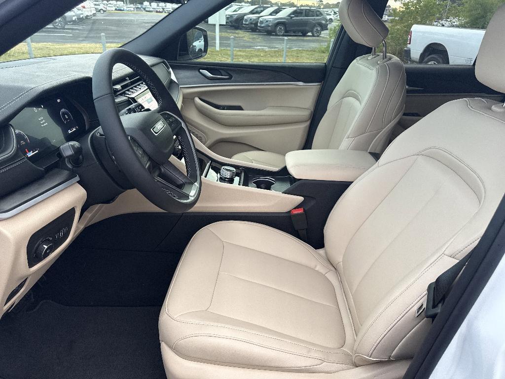 new 2025 Jeep Grand Cherokee car, priced at $50,140