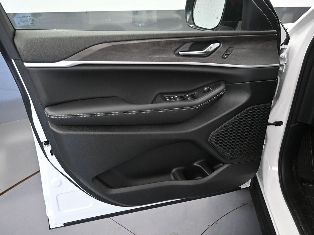 new 2025 Jeep Grand Cherokee car, priced at $38,067