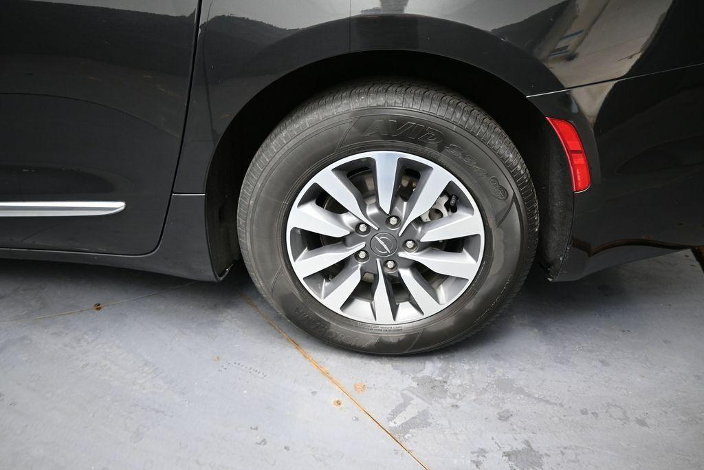 used 2023 Chrysler Pacifica Hybrid car, priced at $26,781