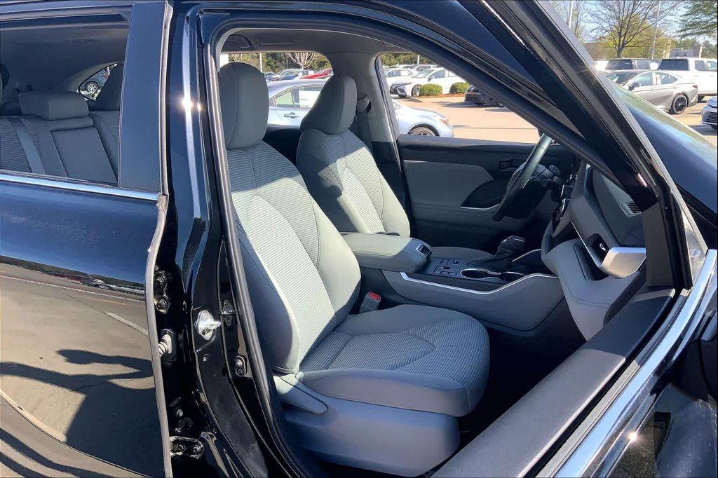 used 2023 Toyota Highlander car, priced at $31,459