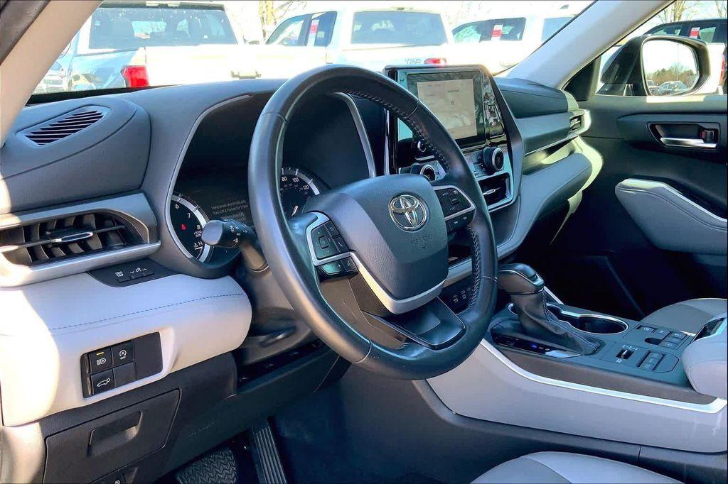 used 2024 Toyota Highlander car, priced at $36,105
